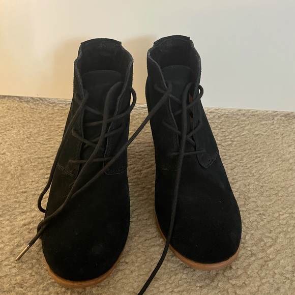 TOMS BLACK SUEDE LUNATA LACE UP BOOTIES - Picture 5 of 6